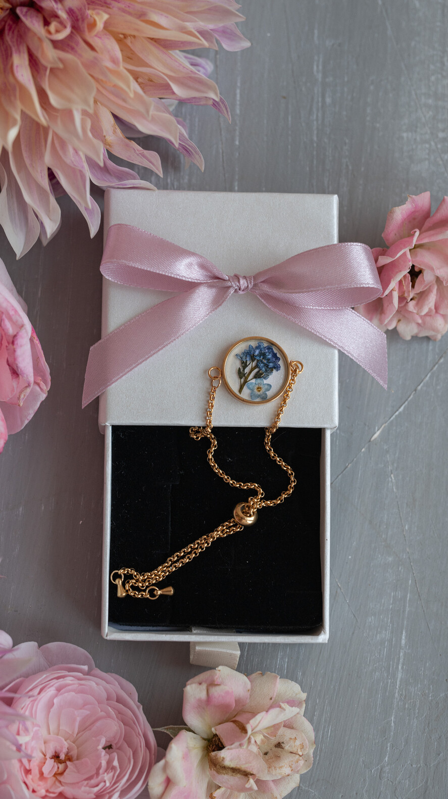 Prezenty dla Mamy biżuteria, pudełka, szkatułki na biżuterie  Co kupić Mamie w prezencie na urodziny, Fajne pomysły na prezent dla Mamy, bransoletka dla Mamy z niezapominajką, bransoletka na Dzień Mamy 0