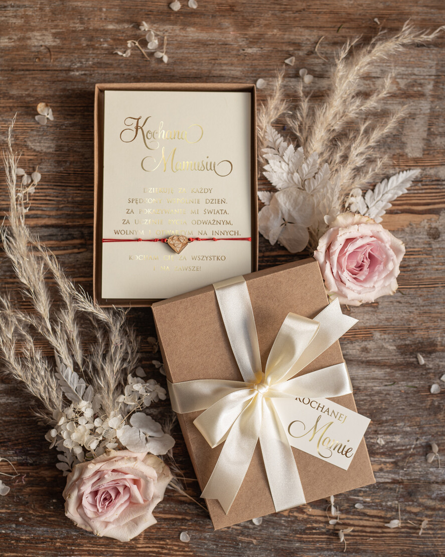 Prezenty dla Mamy biżuteria, pudełka, szkatułki na biżuterie  Pomysł prezent dla Mamy, Kartka z zyczeniami na Dzień Mamy w pudełeczku z Bransoletką Serce0