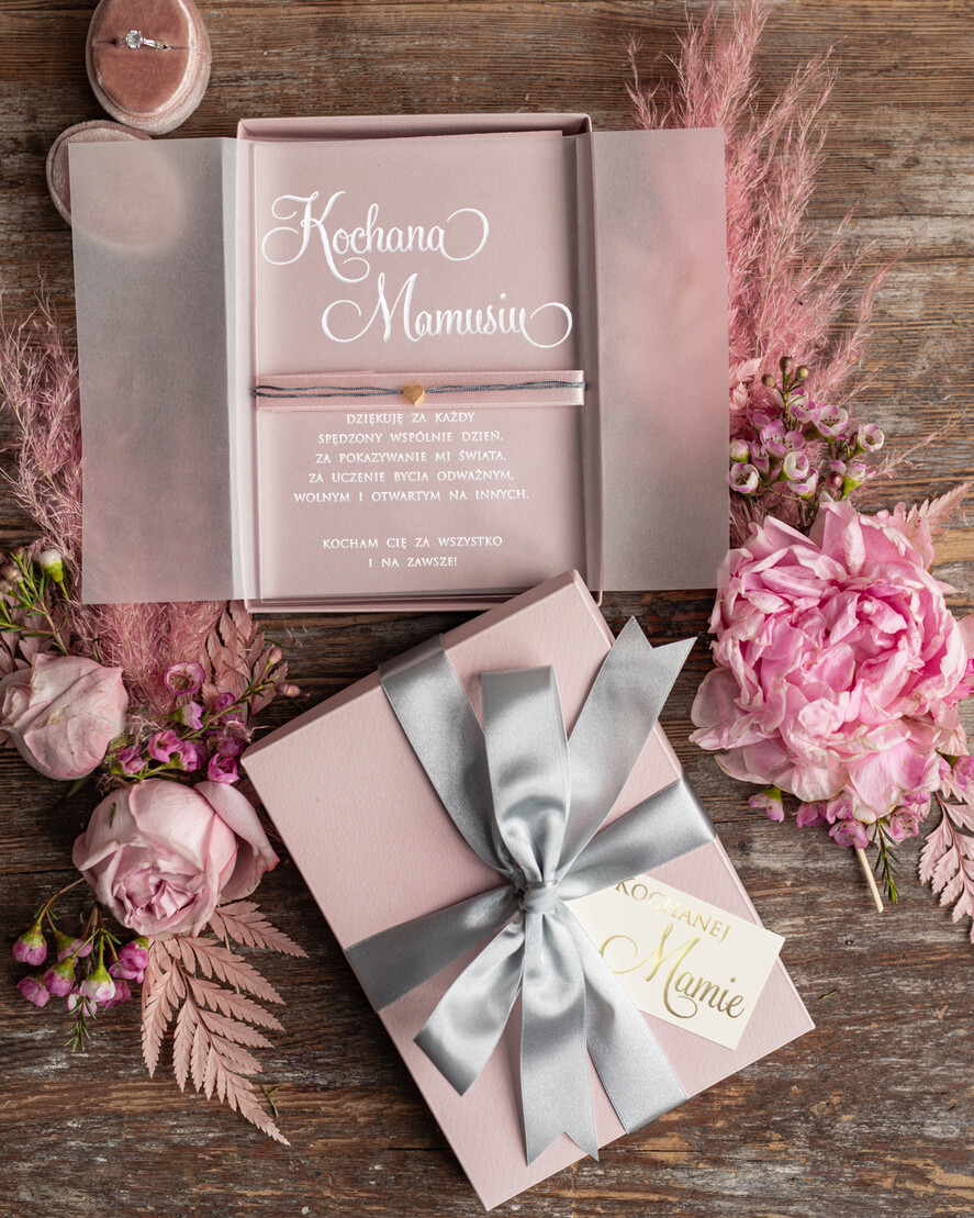Prezenty dla Mamy biżuteria, pudełka, szkatułki na biżuterie  Pomysł prezent dla Mamy, Kartka z zyczeniami na Dzień Mamy w pudełeczku z Bransoletką serce0