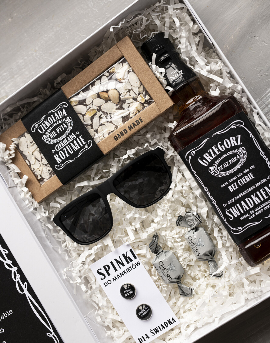 Prezenty dla świadków boxy prezentowe dla Świadka  zestaw dla świadka prośba o świadkowanie spinki do mankietów z napismi, fajne zestawy dla faceta na prezent, pomysł na prezent dla świadka, tematyczne zestawy prezentowe dla świadka1