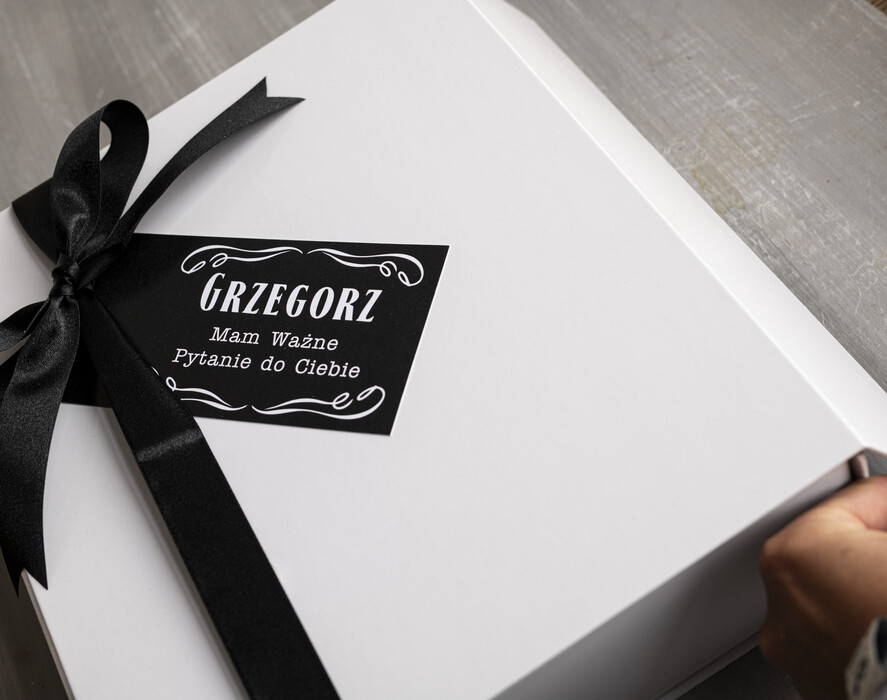 Prezenty dla świadków boxy prezentowe dla Świadka  zestaw dla świadka prośba o świadkowanie spinki do mankietów z napismi, fajne zestawy dla faceta na prezent, pomysł na prezent dla świadka, tematyczne zestawy prezentowe dla świadka6