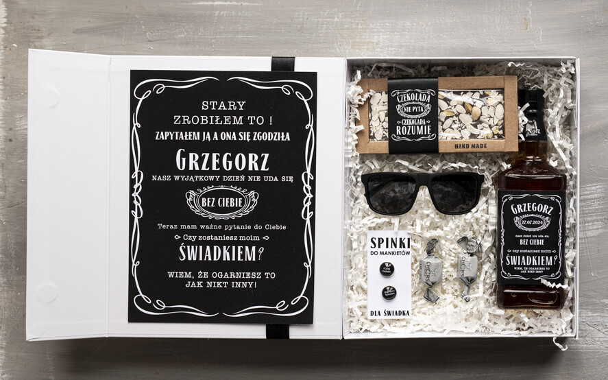 Prezenty dla świadków boxy prezentowe dla Świadka  zestaw dla świadka prośba o świadkowanie spinki do mankietów z napismi, fajne zestawy dla faceta na prezent, pomysł na prezent dla świadka, tematyczne zestawy prezentowe dla świadka0