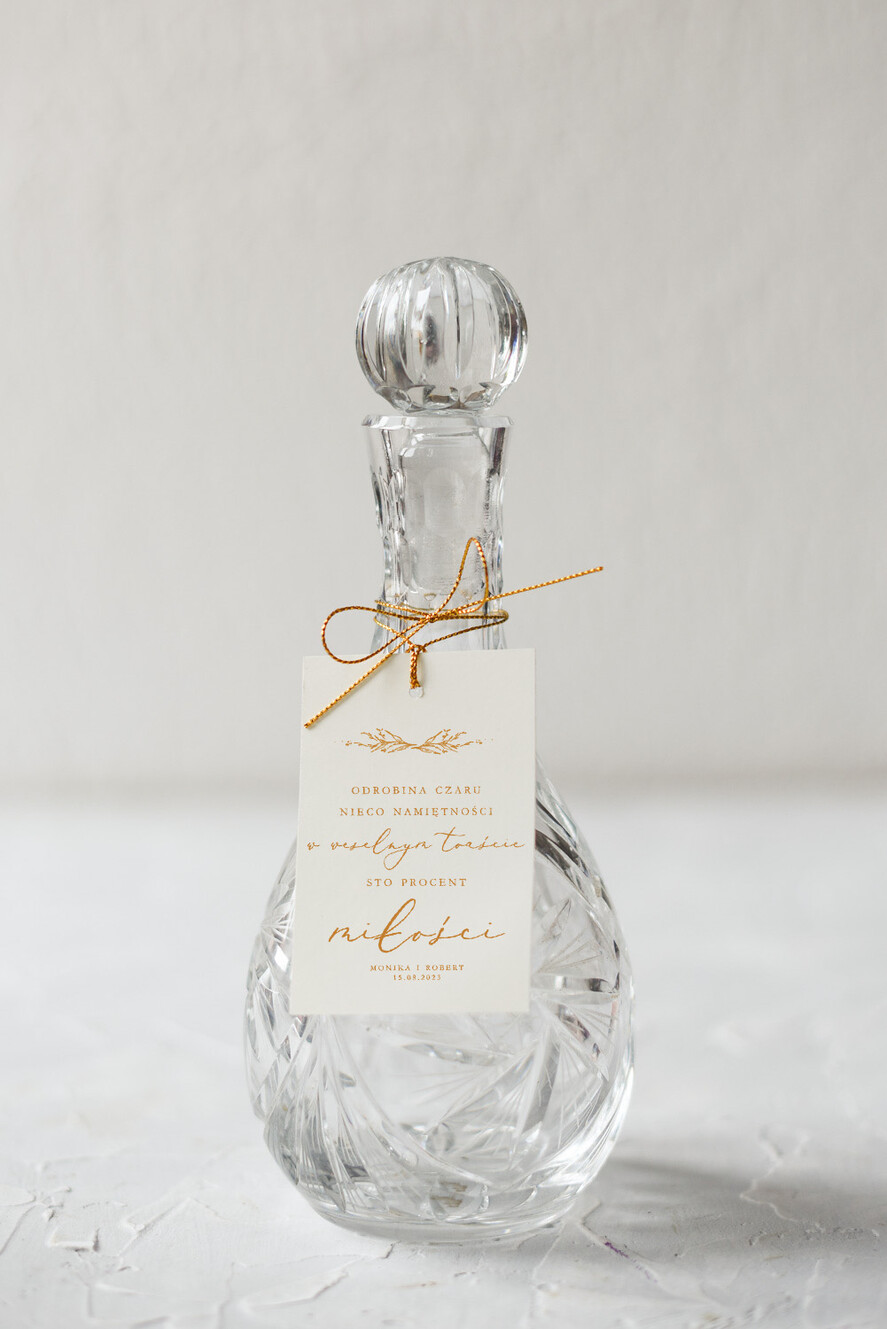 Zawieszki na butelki Minimalistyczne etykieta na alkohol weselny0