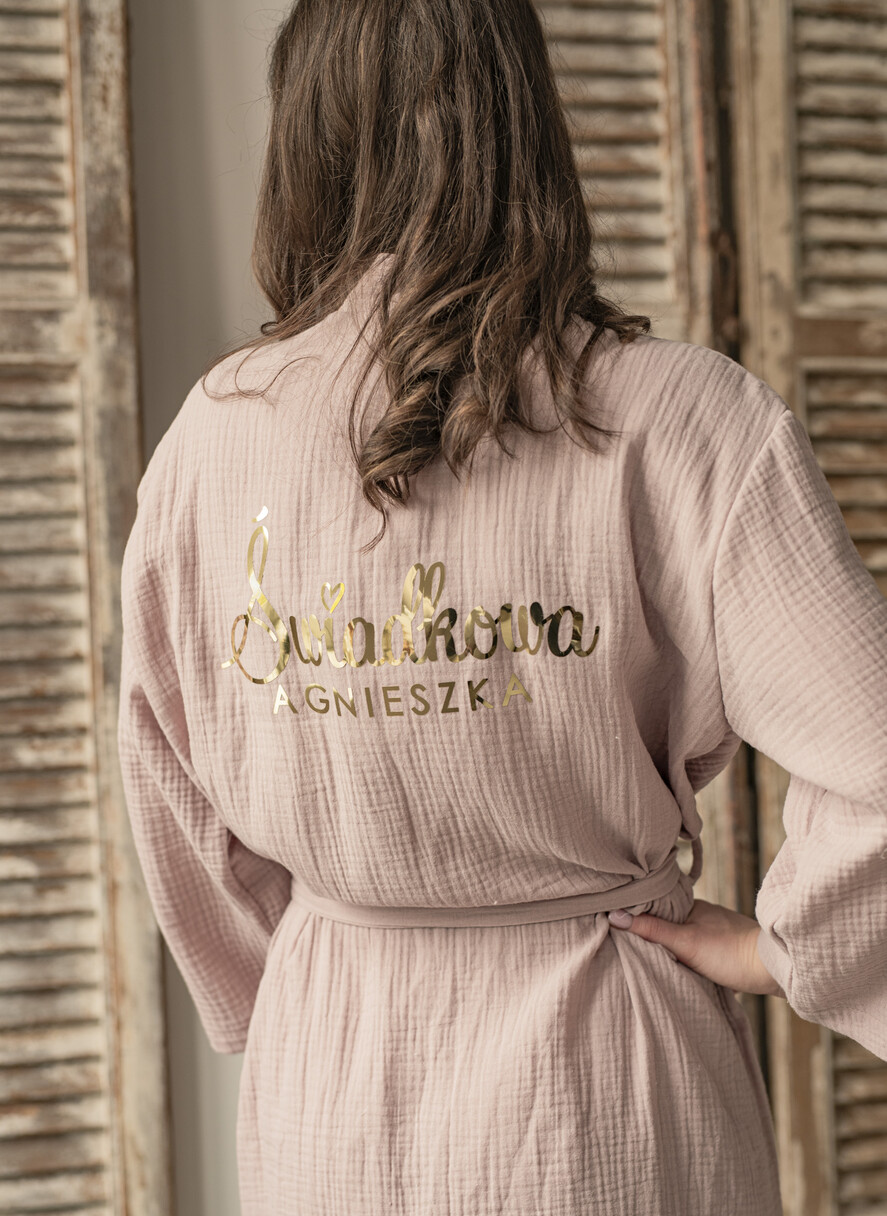 Prezenty dla świadków szlafrok dla świadkowej lekki przewiewny szlafrok pomysł na pytanie czy zostaniesz moją świadkową szlafrok, szlafrok z muślinu z napisami, szlafrok muslinowy dla świadkowej i druhny0