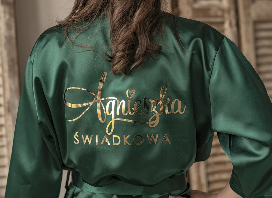 Prezenty dla świadków szlafrok dla świadkowej pomysł na pytanie czy zostaniesz moją świadkową szlafrok, satynowy szlafrok dla świadkowej, szlafrok na sesję zdjęciową, zielony satynowy szlafrok1