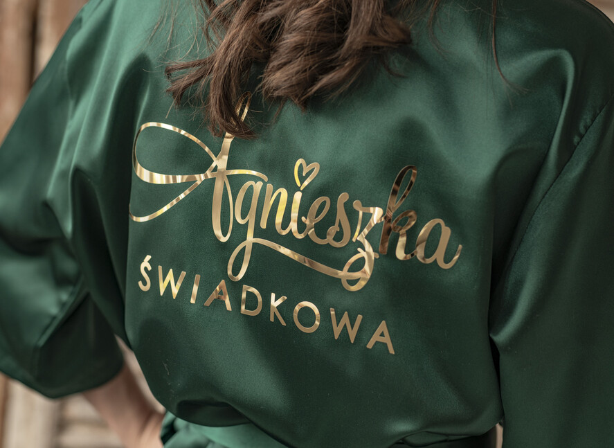 Prezenty dla świadków szlafrok dla świadkowej pomysł na pytanie czy zostaniesz moją świadkową szlafrok, satynowy szlafrok dla świadkowej, szlafrok na sesję zdjęciową, zielony satynowy szlafrok2