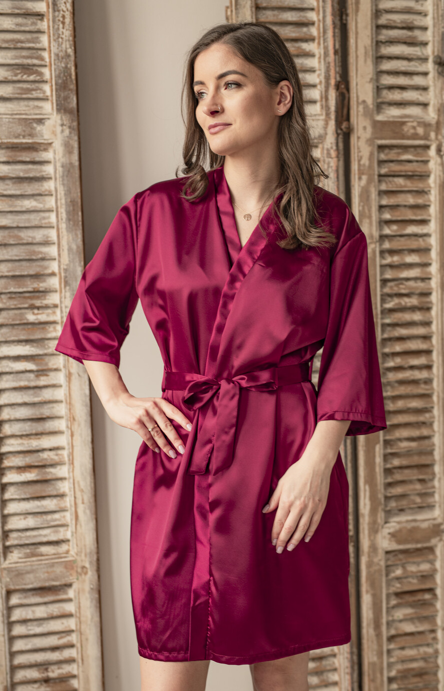 Prezenty dla świadków szlafrok dla świadkowej prezent dla świadkowej satynowy szlafrok z napisem, szlafrok dla świadkowej, druhny, bordowy satynowy szlafrok na sesję zdjęciową 4