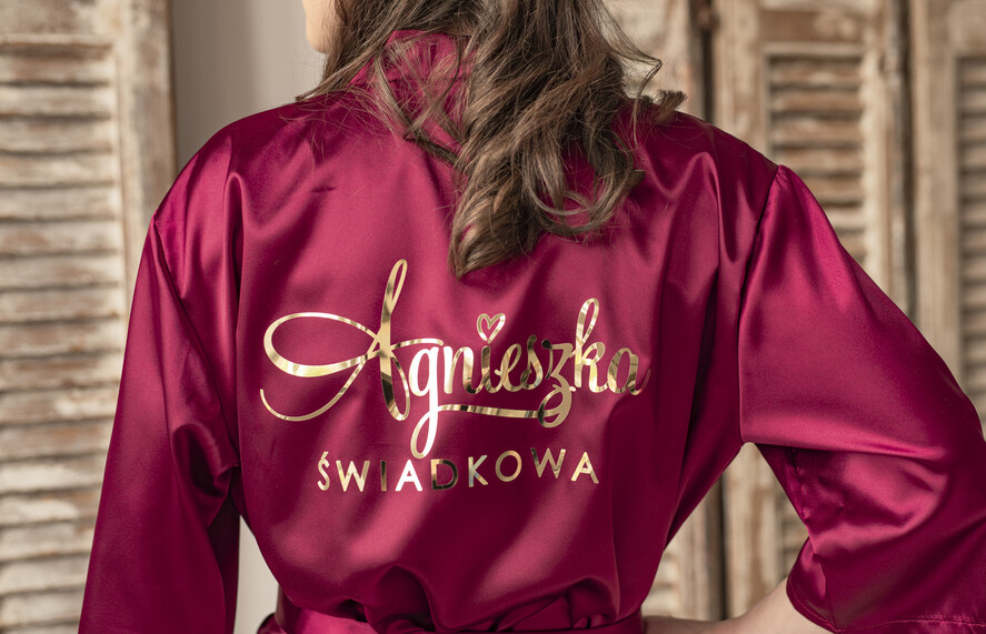 Prezenty dla świadków szlafrok dla świadkowej prezent dla świadkowej satynowy szlafrok z napisem, szlafrok dla świadkowej, druhny, bordowy satynowy szlafrok na sesję zdjęciową 5
