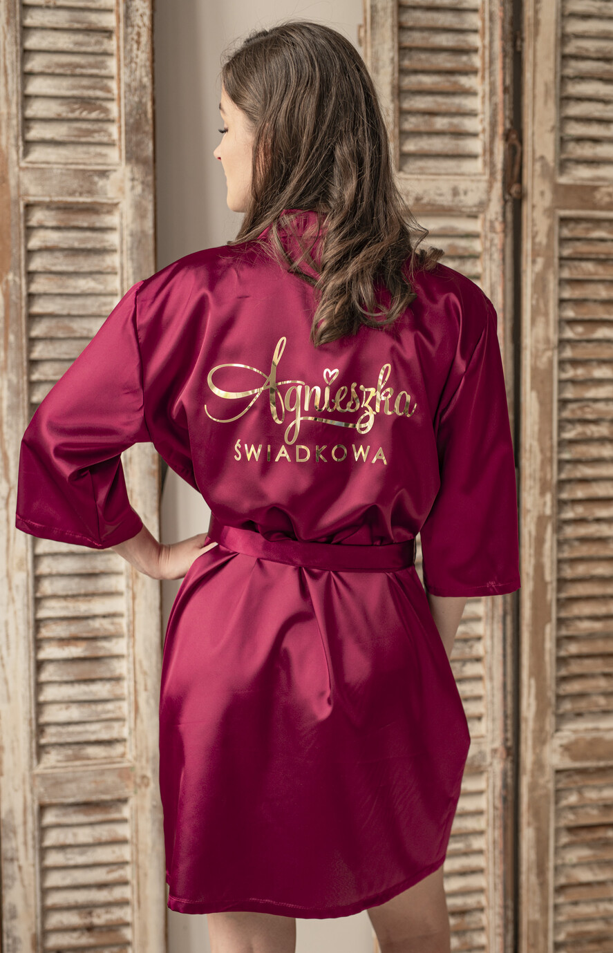 Prezenty dla świadków szlafrok dla świadkowej prezent dla świadkowej satynowy szlafrok z napisem, szlafrok dla świadkowej, druhny, bordowy satynowy szlafrok na sesję zdjęciową 8