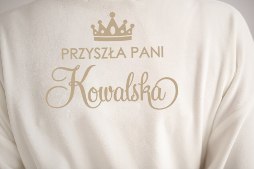 Szlafroki Ślubne z Napisami Szlafrok Ślubny dla Panny Młodej Welurowy Szlafrok dla Panny Młodej  ze Złotym Napisem Podomka z imieniem Panny młodej 1