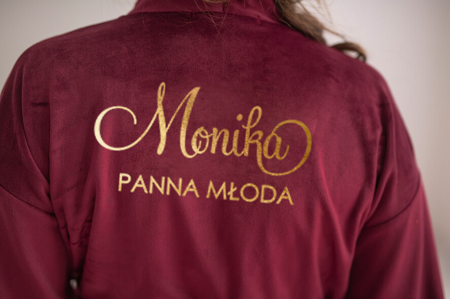 Szlafroki Ślubne z Napisami Szlafrok Ślubny dla Panny Młodej Welurowy Szlafrok dla Panny Młodej Złote Napisy, Welurowy Szlafrok Ślubny z Imieniem Panny Młodej3