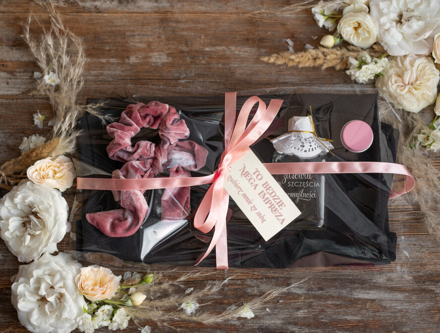 wieczór Panieński zestawy podziekowania na wieczór panieński Zestaw na wieczór Panieński  - Drużyna Panny Młodej Koszulka ze Złotym Napisem - T-Shirt Złote litery - zapakowany z bilecikiem1