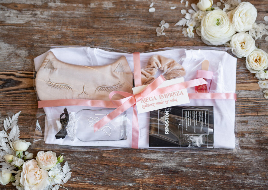 wieczór Panieński zestawy podziekowania na wieczór panieński Zestaw na wieczór Panieński  - Koszulka ze Złotym Napisem Najlepsza Świadkowa - T-Shirt Złote litery - zapakowany z bilecikiem1