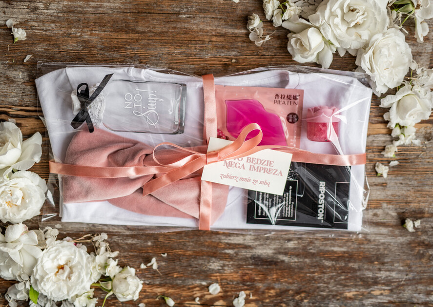 wieczór Panieński zestawy podziekowania na wieczór panieński Zestaw na wieczór Panieński  - Koszulka ze Złotym Napisem - T-Shirt Złote litery - zapakowany z bilecikiem1