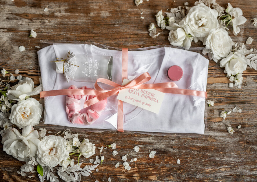 wieczór Panieński zestawy podziekowania na wieczór panieński Zestaw na wieczór Panieński  - Koszulka ze Złotym Napisem - T-Shirt Złote litery - zapakowany z bilecikiem1