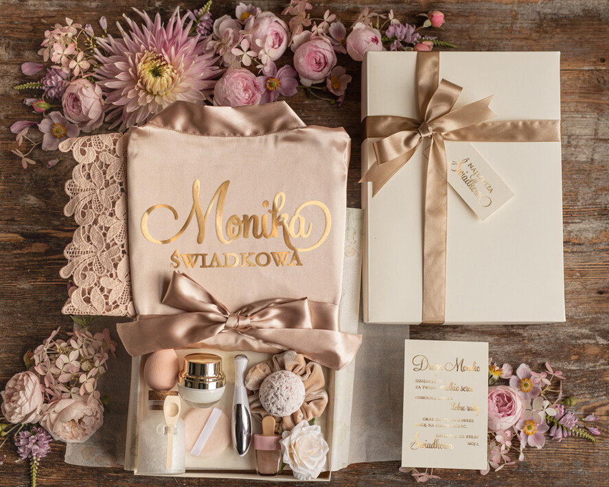 Prezenty dla świadków podziękowania dla świadkowej satynowy koronkowy szlafrok dla świadkowej Ślubne podziękowanie za świadkowanie pomysł na prezenty dla świadkowej lub druhny1