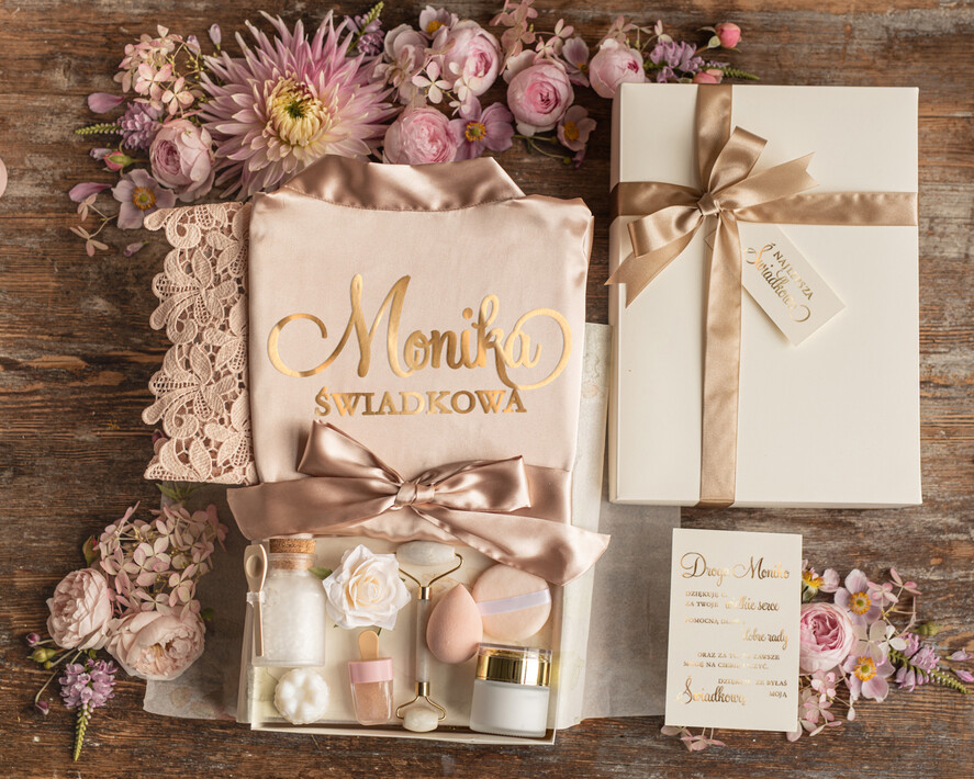 Prezenty dla świadków podziękowania dla świadkowej  podziękowanie za świadkowanie pomysł na prezenty dla świadkowej satynowy szlafrok, zeta kosmetyków 1