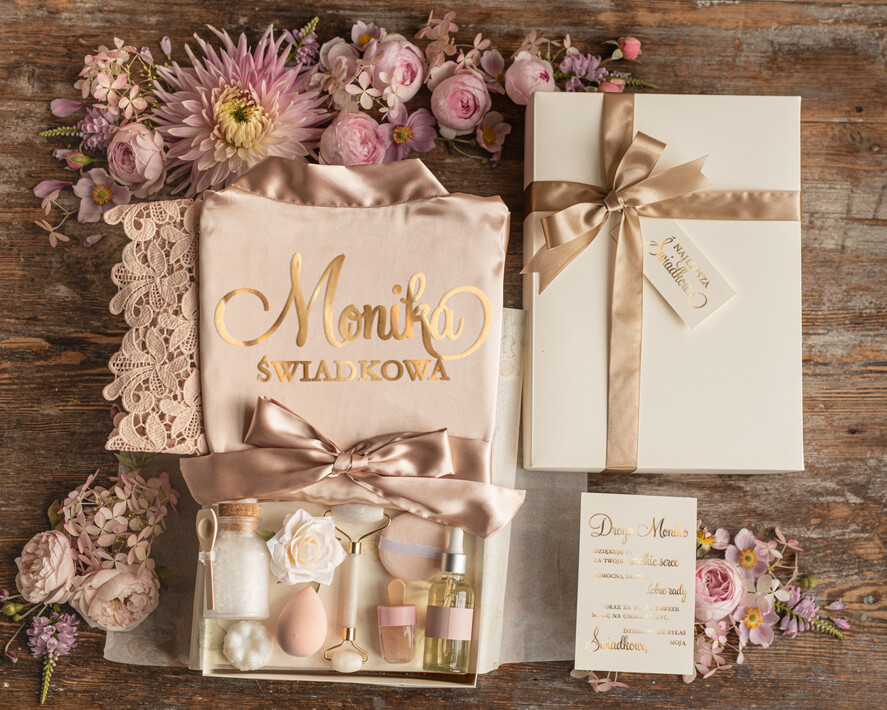 Prezenty dla świadków podziękowania dla świadkowej satynowy szlafrok dla świadkowej z napisem, Ślubne podziękowanie za świadkowanie pomysł na prezent dla świadkowej lub druhny1