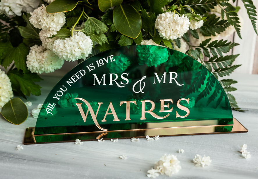 Numery na stół welurowe złote akrylowe  numerek stojak na stół weselnynapis na stół Pary Młodej, tabliczka na stól Pary Mlodej, akrylowy numerek na stół weselny tabliczka na stół weselny w stylu glamour3