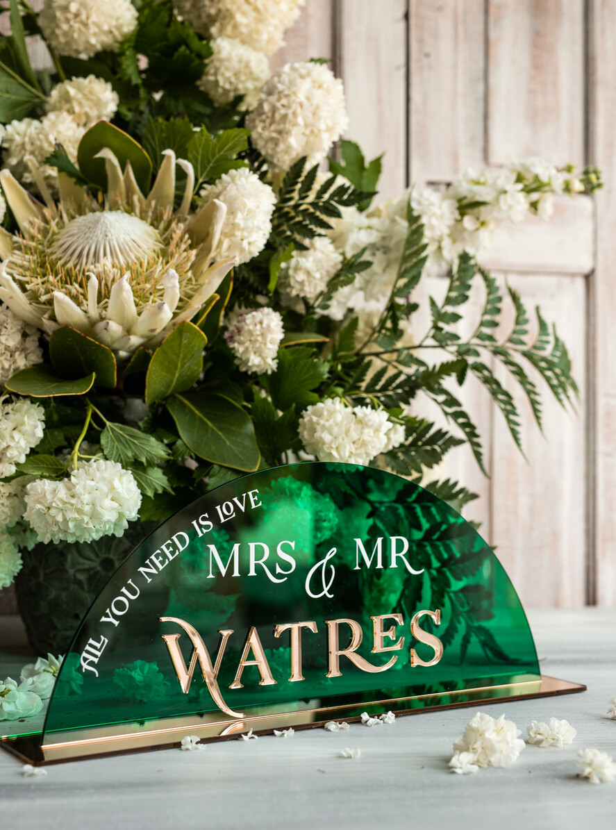 Numery na stół welurowe złote akrylowe  numerek stojak na stół weselnynapis na stół Pary Młodej, tabliczka na stól Pary Mlodej, akrylowy numerek na stół weselny tabliczka na stół weselny w stylu glamour2