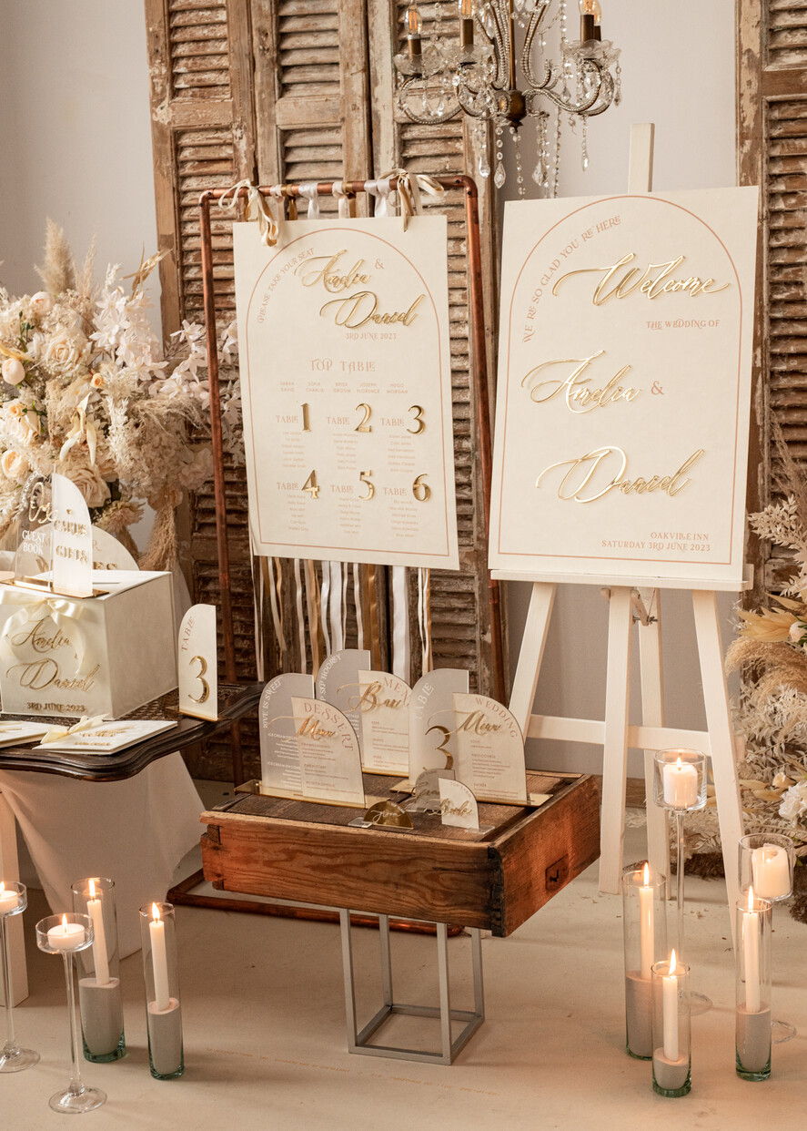 Numery na stół welurowe złote akrylowe  Stojak z numerkiem na stół Pary Młodej, tabliczka ecru na stol Pary Mlodej, welurowy numerek na stół weselny tabliczka na stół weselny w stylu glamour12