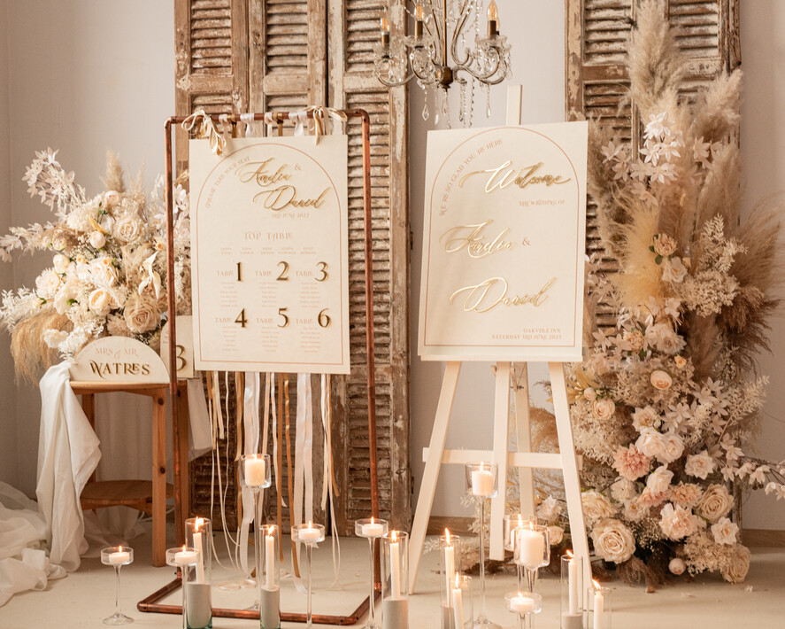 Numery na stół welurowe złote akrylowe  Stojak z numerkiem na stół Pary Młodej, tabliczka ecru na stol Pary Mlodej, welurowy numerek na stół weselny tabliczka na stół weselny w stylu glamour11