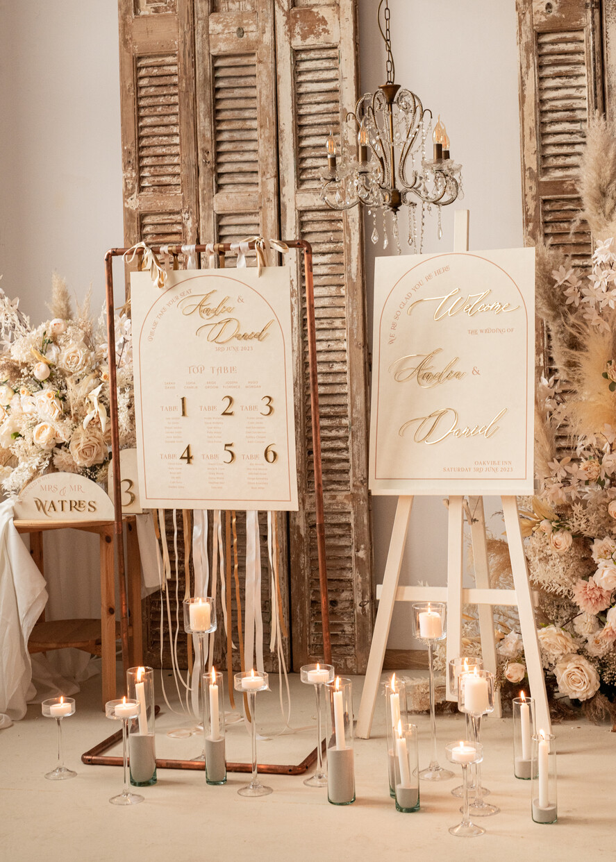 Numery na stół welurowe złote akrylowe  Stojak z numerkiem na stół Pary Młodej, tabliczka ecru na stol Pary Mlodej, welurowy numerek na stół weselny tabliczka na stół weselny w stylu glamour9