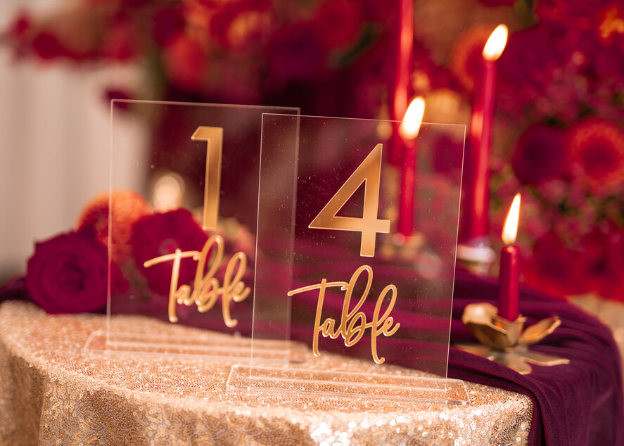 Numery na stół welurowe złote akrylowe  numerki na stół weselny, akrylowe numery na stół weselny, złoty numerek na stoły weselne, numeracja stołów na weselu w stylu glamour, nowoczesny numerek na stół1