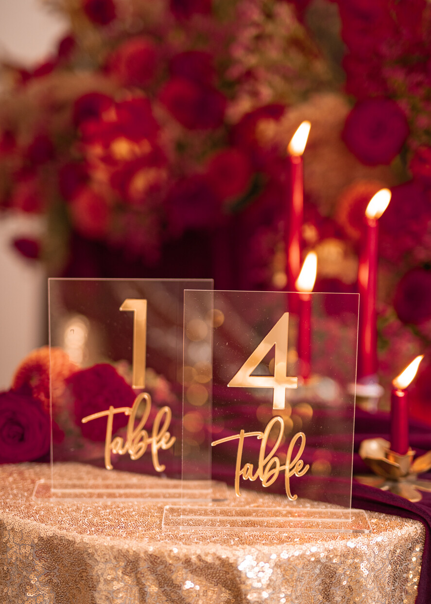 Numery na stół welurowe złote akrylowe  numerki na stół weselny, akrylowe numery na stół weselny, złoty numerek na stoły weselne, numeracja stołów na weselu w stylu glamour, nowoczesny numerek na stół0