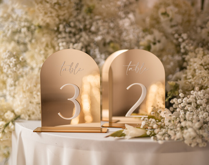 Numery na stół welurowe złote akrylowe  złote numerki na stół weselny, akrylowe zlote numery na stół weselny, złoty numerek na stoły weselne, numery na stół weselny ze złotego lustra9