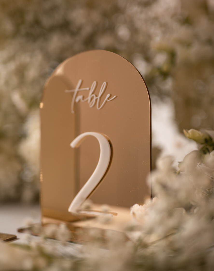 Numery na stół welurowe złote akrylowe  złote numerki na stół weselny, akrylowe zlote numery na stół weselny, złoty numerek na stoły weselne, numery na stół weselny ze złotego lustra2