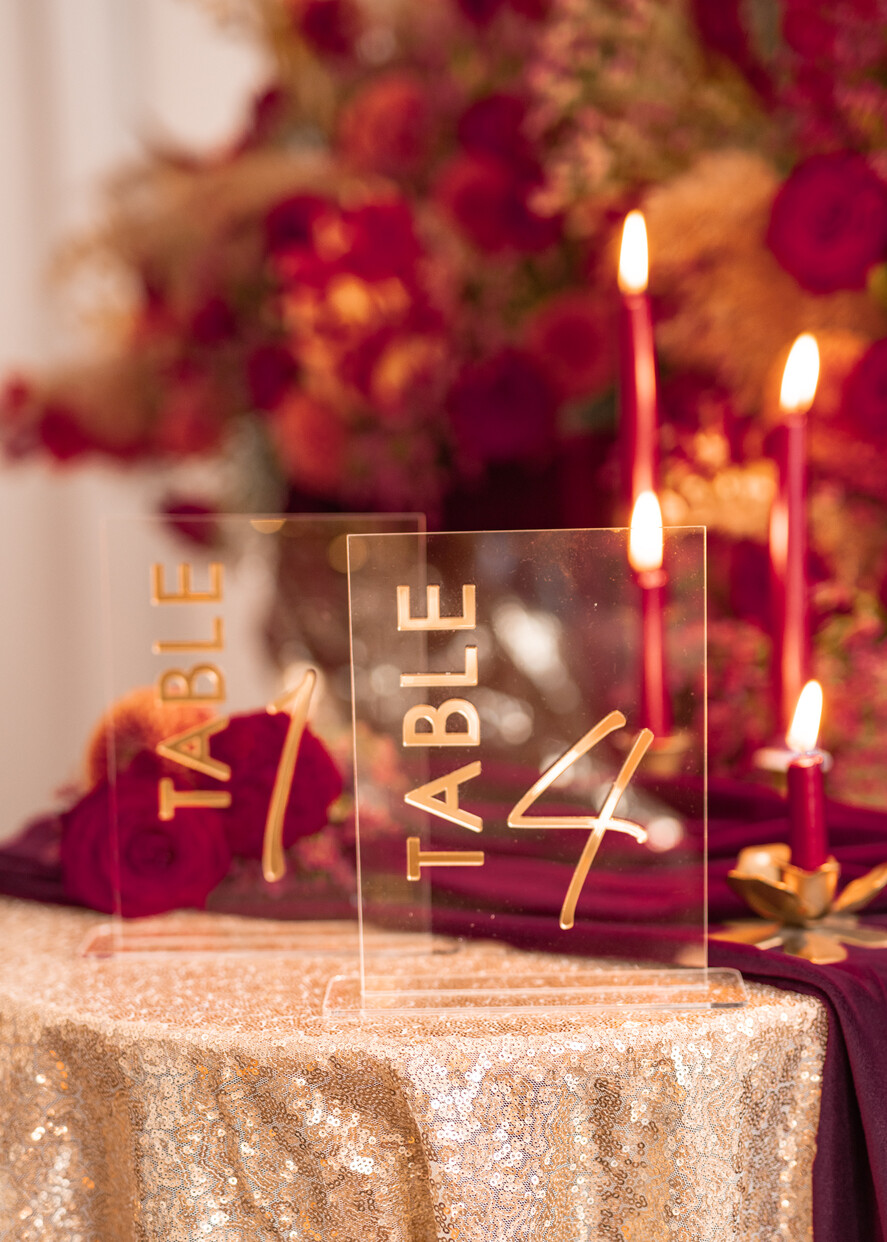 Numery na stół welurowe złote akrylowe  numerki na stół weselny, akrylowe numery na stół weselny, złoty numerek na stoły weselne, numeracja stołów na weselu w stylu glamour, nowoczesny numerek na stół 1