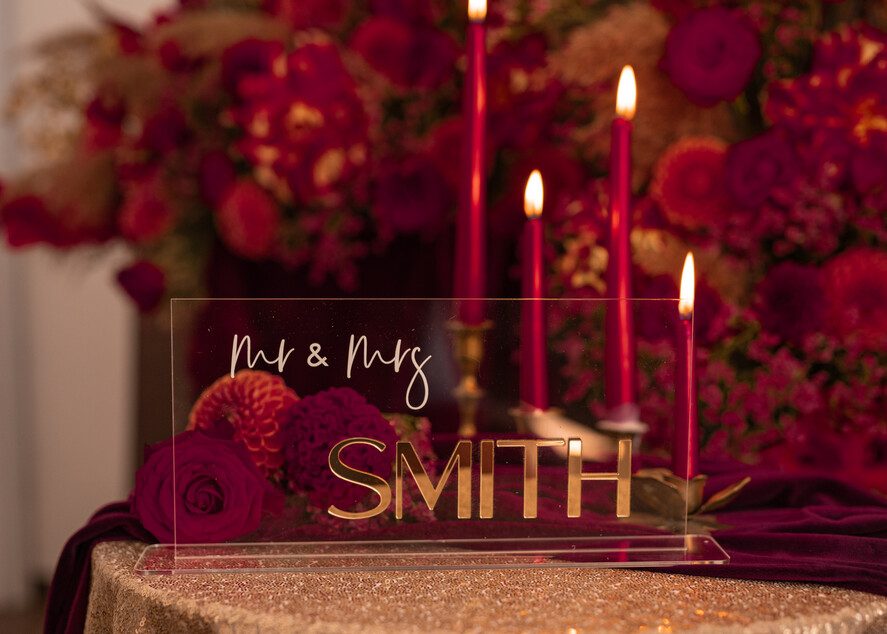 Numery na stół welurowe złote akrylowe  stojak z numerkiem na stół Pary Młodej, tabliczka na stol Pary Mlodej, akrylowy numerek na stół weselny, numeracja stołów weselnych w stylu glamour0