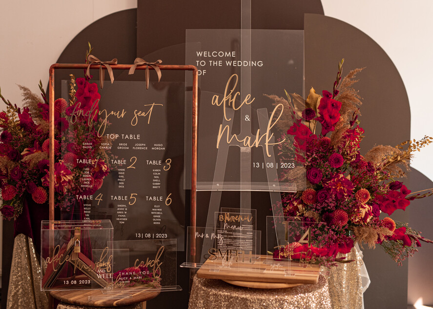 Numery na stół welurowe złote akrylowe  stojak z numerkiem na stół Pary Młodej, tabliczka na stol Pary Mlodej, akrylowy numerek na stół weselny, numeracja stołów weselnych w stylu glamour4