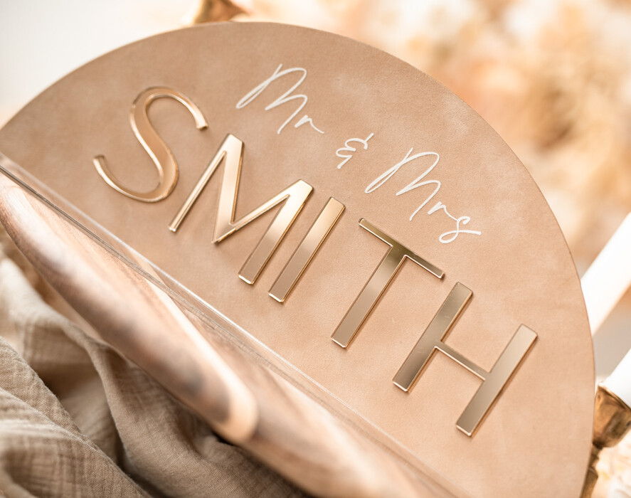 Numery na stół welurowe złote akrylowe  stojak z numerkiem na stół Pary Młodej, tabliczka na stol Pary Mlodej, welurowy numerek na stół weselny, numeracja stołów weselnych w stylu glamour 0