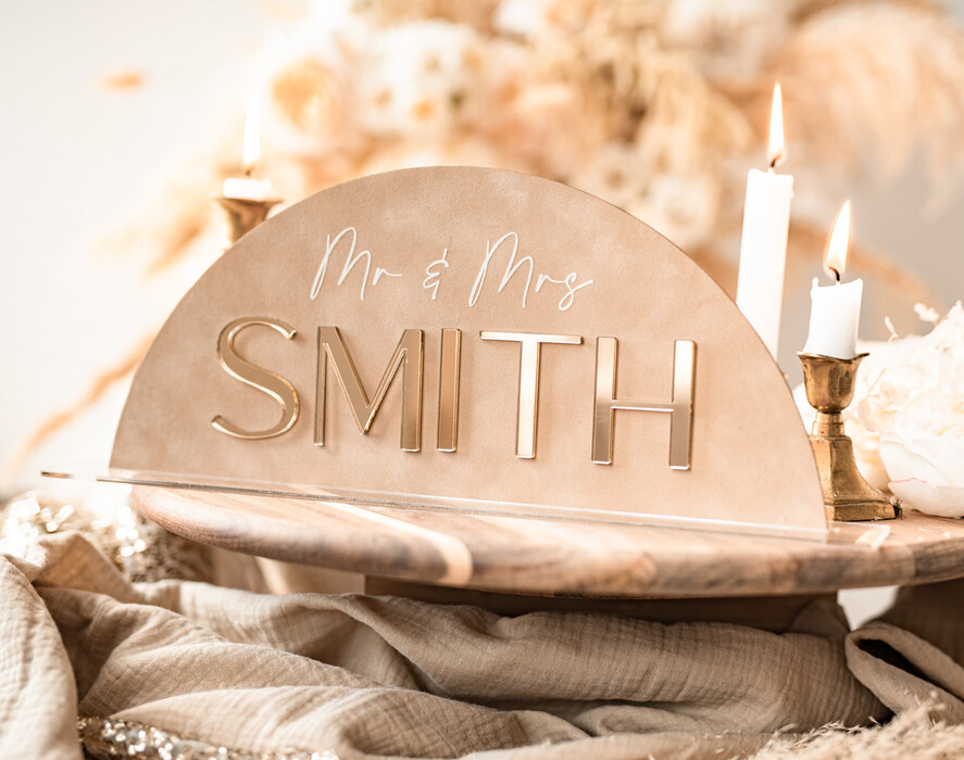 Numery na stół welurowe złote akrylowe  stojak z numerkiem na stół Pary Młodej, tabliczka na stol Pary Mlodej, welurowy numerek na stół weselny, numeracja stołów weselnych w stylu glamour 3