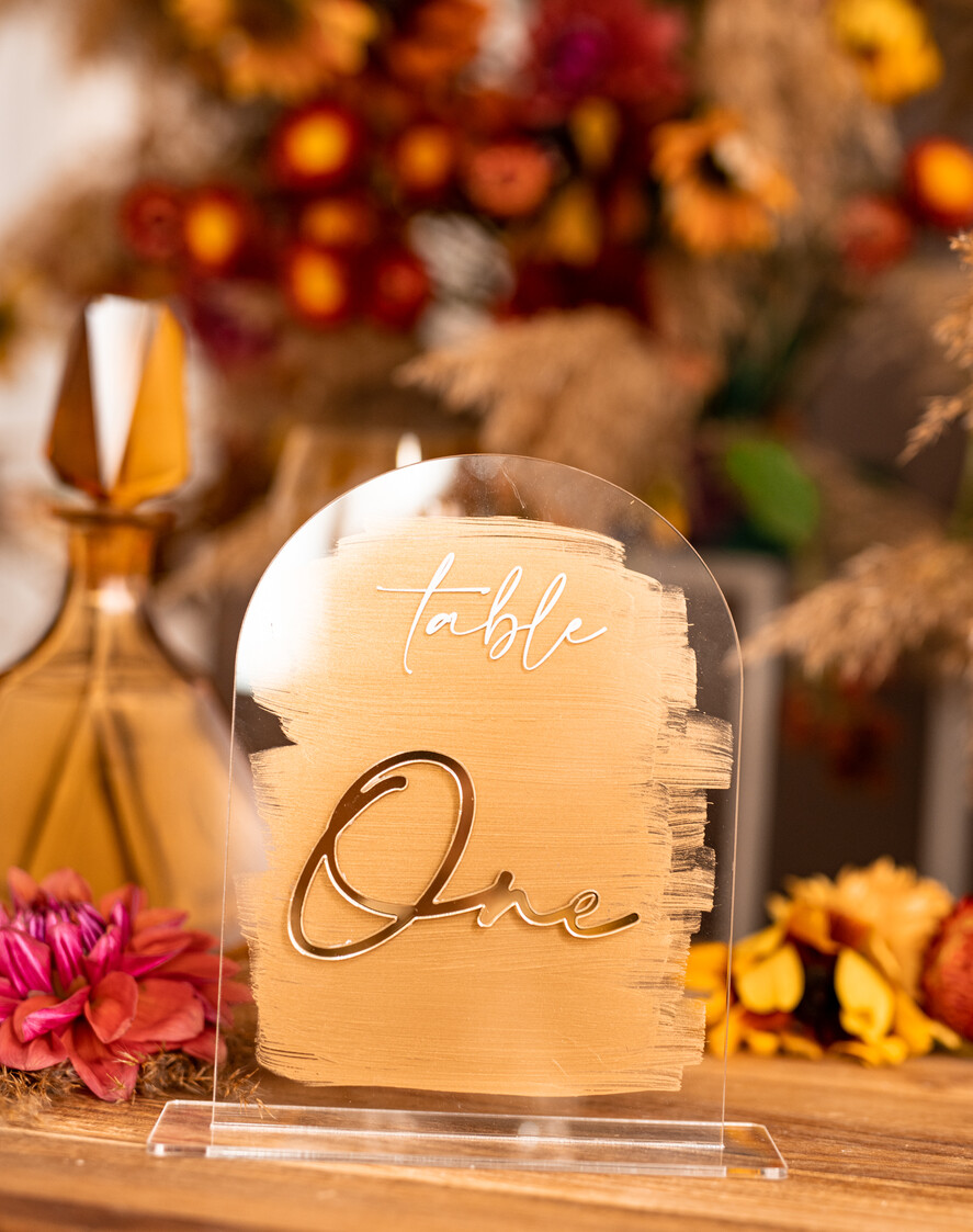 Numery na stół welurowe złote akrylowe  numerki na stół weselny, akrylowe numery na stół weselny, złoty numerek na stoły weselne, numeracja stołów na weselu, nowoczesny numerek na stół weselny 1