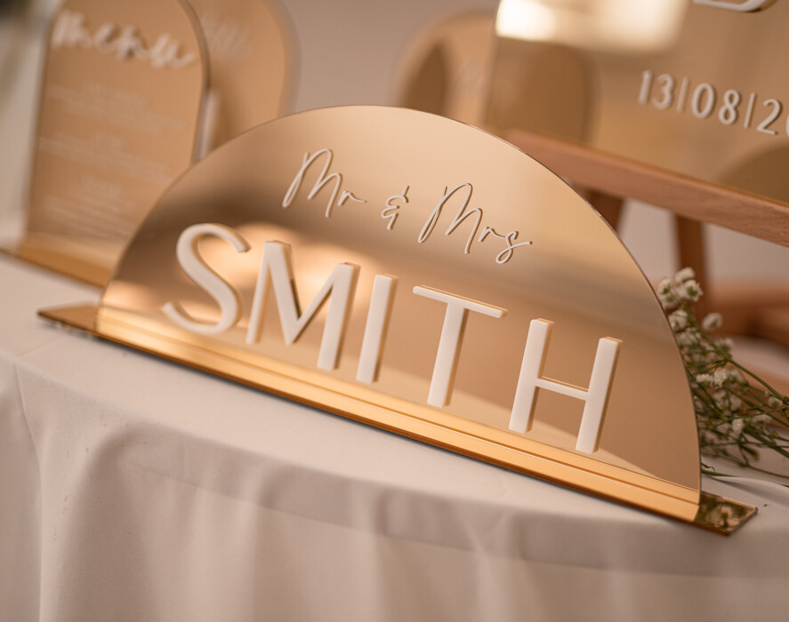 Numery na stół welurowe złote akrylowe  złoty stojak z numerkiem na stół Pary Młodej, tabliczka na stol Pary Mlodej, akrylowy numerek na stół weselny, numeracja stołów weselnych w stylu glamour 0
