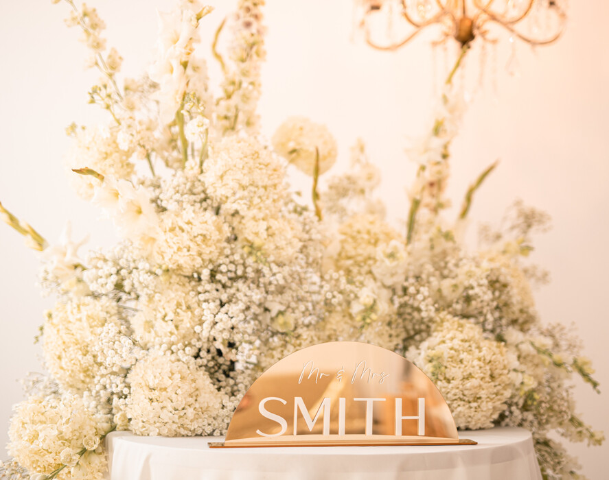 Numery na stół welurowe złote akrylowe  złoty stojak z numerkiem na stół Pary Młodej, tabliczka na stol Pary Mlodej, akrylowy numerek na stół weselny, numeracja stołów weselnych w stylu glamour 6