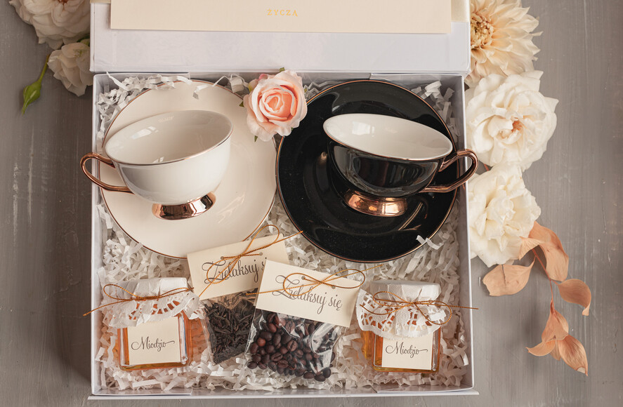  Prezenty dla Młodej Pary  Zestawy z Filiżanką lub Kubkiem Praktyczny Prezent ślubny dla Młodej Pary, zestaw z filiżanką dla Pary Młodej, co dać zamiast kwiatów Parze Młodej, filiżanki dla Pary Młodej, box z filiżankami dla Pary Młodej na ślub1