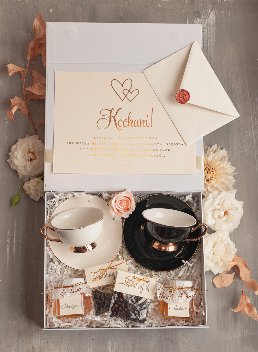  Prezenty dla Młodej Pary  Zestawy z Filiżanką lub Kubkiem Praktyczny Prezent ślubny dla Młodej Pary, zestaw z filiżanką dla Pary Młodej, co dać zamiast kwiatów Parze Młodej, filiżanki dla Pary Młodej, box z filiżankami dla Pary Młodej na ślub0