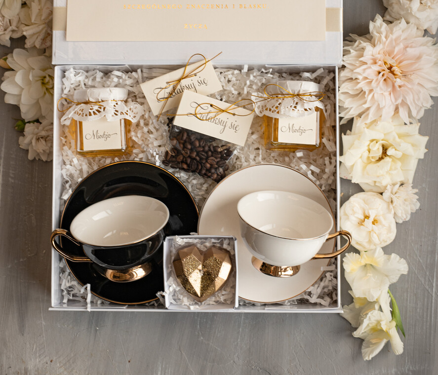  Prezenty dla Młodej Pary  Zestawy z Filiżanką lub Kubkiem Prezenty ślubne, prezent ślubny dla Młodej Pary, zestaw z filiżanką dla Pary Młodej, co dać zamiast kwiatów Parze Młodej, filiżanki dla Pary Młodej, box z filiżankami dla Pary Młodej na ślub1