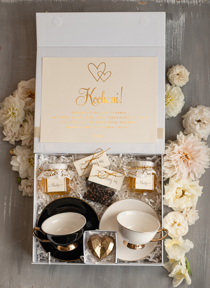  Prezenty dla Młodej Pary  Zestawy z Filiżanką lub Kubkiem Prezenty ślubne, prezent ślubny dla Młodej Pary, zestaw z filiżanką dla Pary Młodej, co dać zamiast kwiatów Parze Młodej, filiżanki dla Pary Młodej, box z filiżankami dla Pary Młodej na ślub0