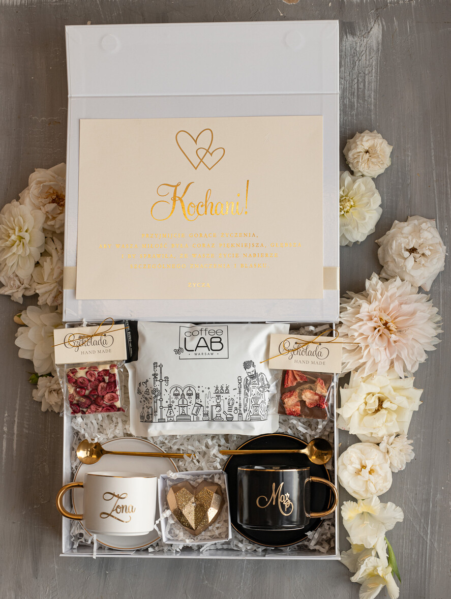  Prezenty dla Młodej Pary  Zestawy z Filiżanką lub Kubkiem Kreatywne Prezenty Ślubne dla Młodej Pary, zestaw z filiżanką dla Pary Młodej, co dać w prezencie Młodej Parze, filiżanki dla Pary Młodej, box z filiżankami dla Pary Młodej na ślub0