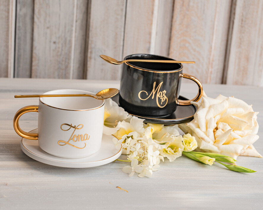  Prezenty dla Młodej Pary  Zestawy z Filiżanką lub Kubkiem Fajny pomysł na prezent ślubny dla Młodej Pary, co dać zamiast kwiatów Parze Młodej, filiżanki dla Pary Młodej z napisami, box z filiżankami dla Pary Młodej na ślub2