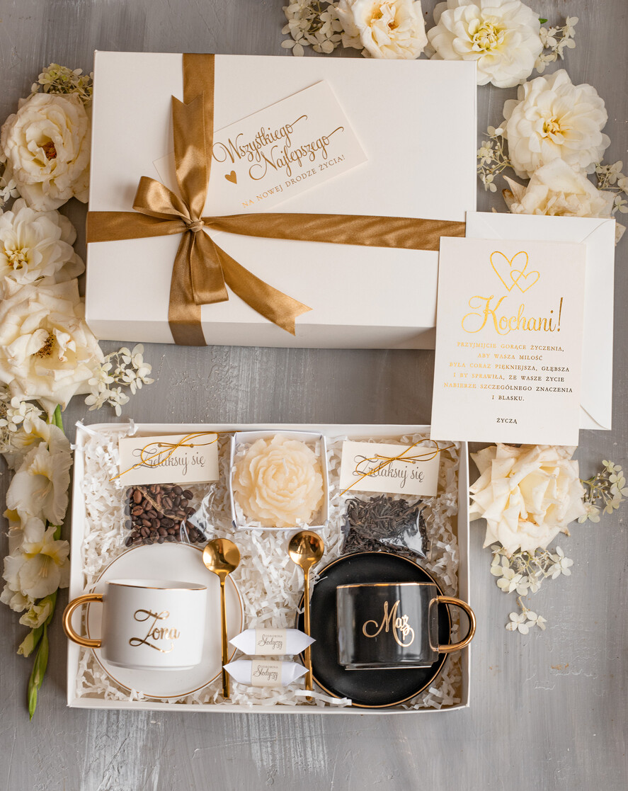  Prezenty dla Młodej Pary  Zestawy z Filiżanką lub Kubkiem Fajny pomysł na prezent ślubny dla Młodej Pary, co dać zamiast kwiatów Parze Młodej, filiżanki dla Pary Młodej z napisami, box z filiżankami dla Pary Młodej na ślub0