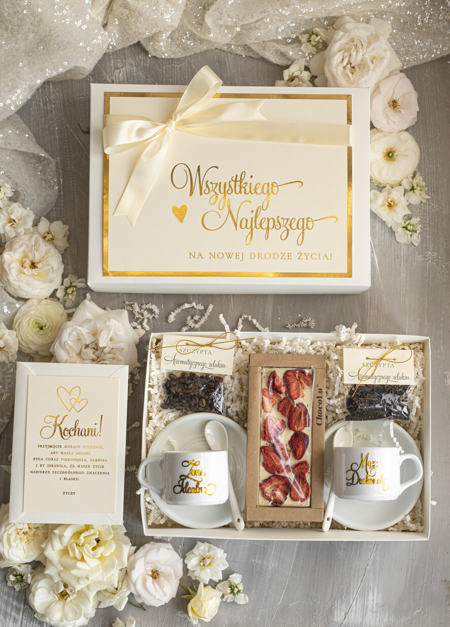  Prezenty dla Młodej Pary  Zestawy z Filiżanką lub Kubkiem Pomysł na prezent ślubny dla Młodej Pary, co dać zamiast kwiatów Parze Młodej, filiżanki dla Nowożeńców, prezent na ślub0