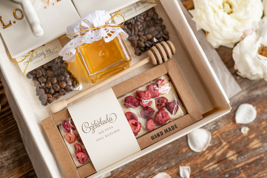  Prezenty dla Młodej Pary  Zestawy z Filiżanką lub Kubkiem Pomysł na prezent ślubny dla Młodej Pary, zestaw z kubkami w kształcie serca2