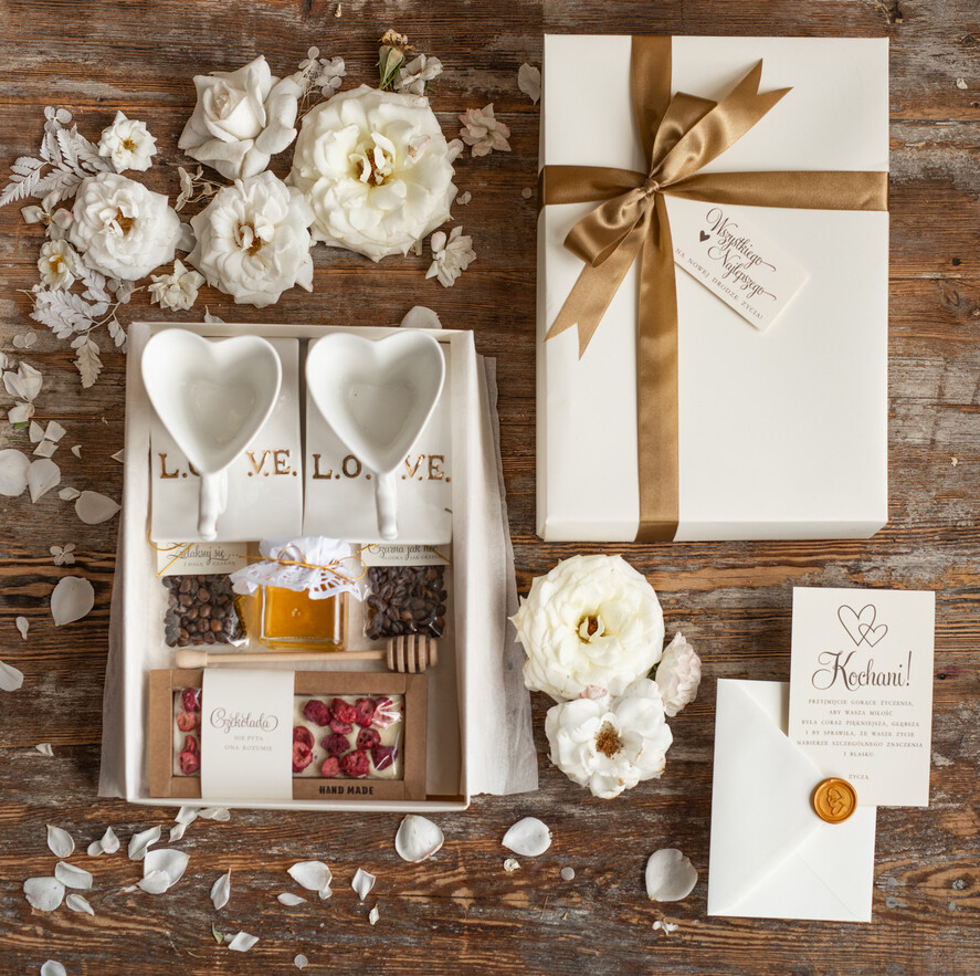  Prezenty dla Młodej Pary  Zestawy z Filiżanką lub Kubkiem Pomysł na prezent ślubny dla Młodej Pary, zestaw z kubkami w kształcie serca0