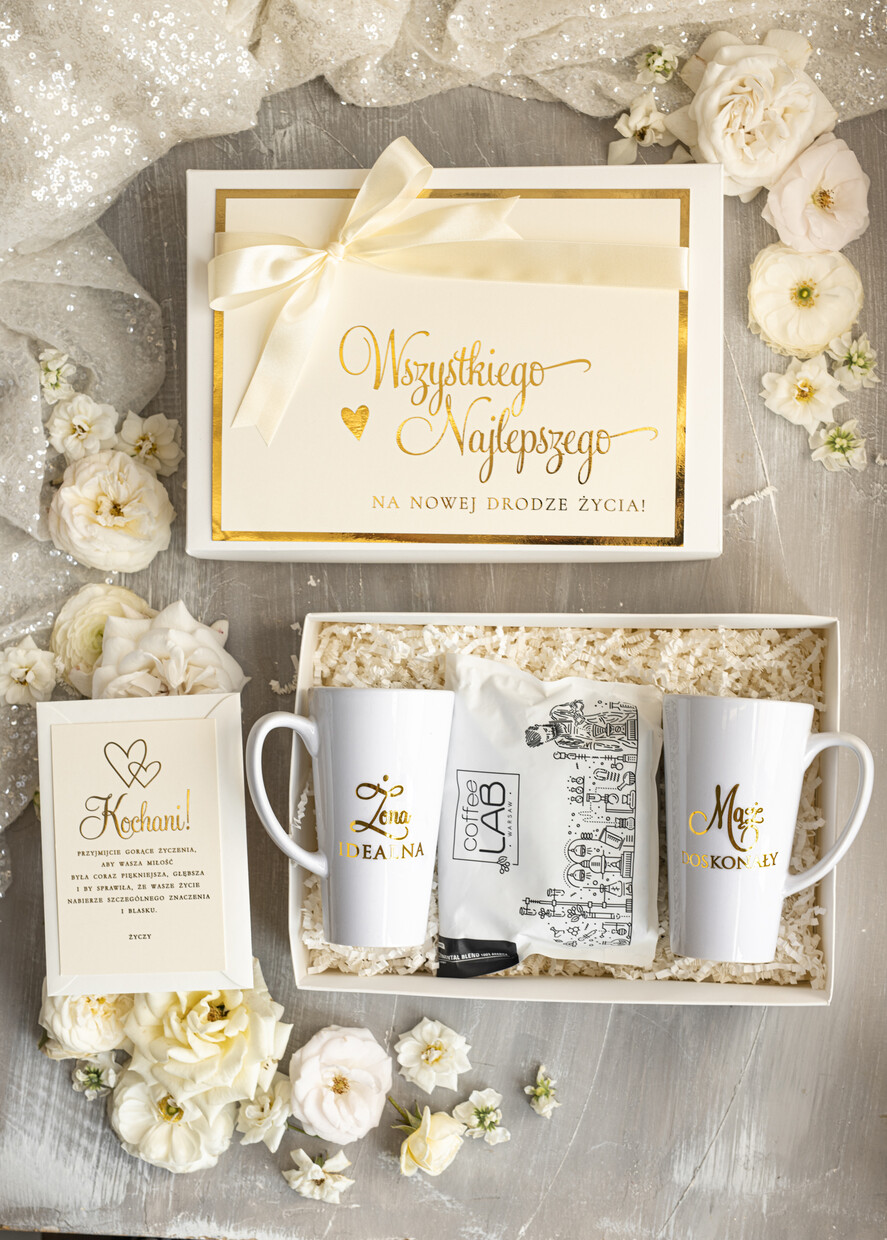  Prezenty dla Młodej Pary  Zestawy z Filiżanką lub Kubkiem Pomysł na prezent ślubny dla Młodej Pary, co dać zamiast kwiatów Parze Młodej, Kubki dla Nowożeńców, prezent na ślub0